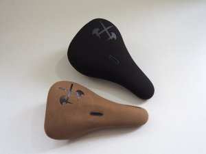 画像1: Demolition Axes Embossed Logo Seat (1)