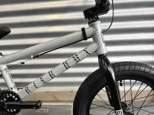 画像2: [KIDS] 2023 Kink Carve 16 [16"Wheel] Gloss Digital White (2)