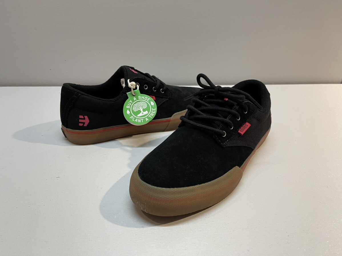 black and red etnies